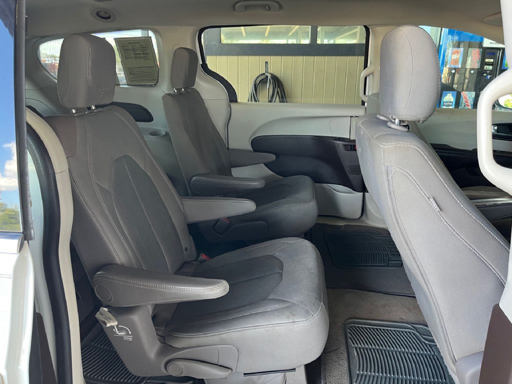 2017 Chrysler Pacifica Image 9