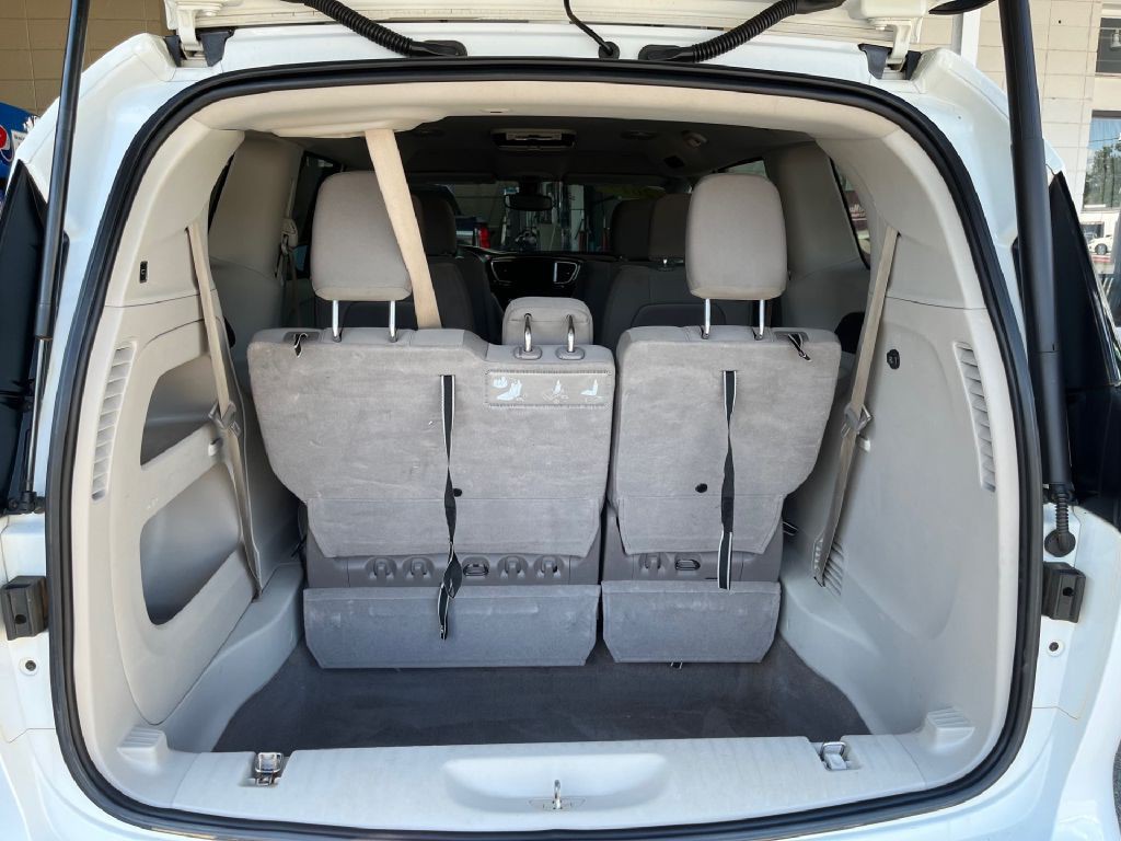 2017 Chrysler Pacifica Image 12