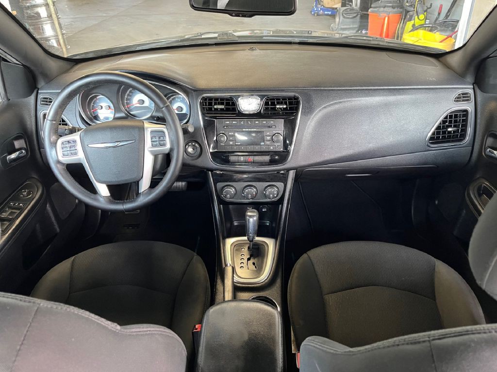 2012 Chrysler 200 Image 12