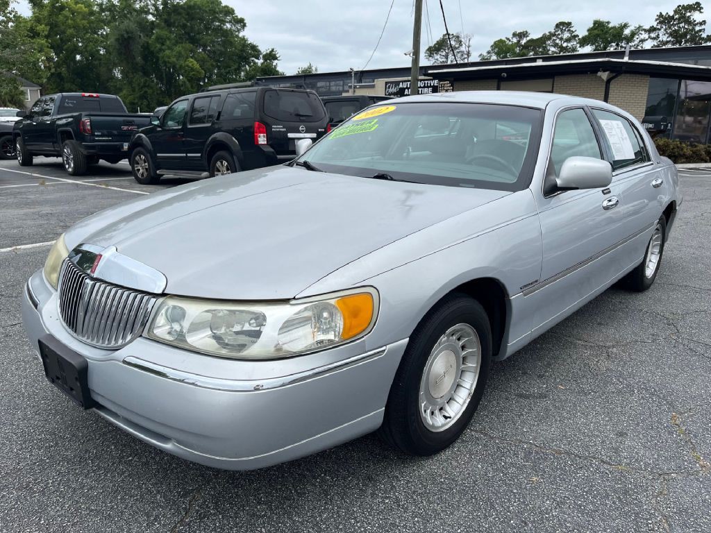 2002 Lincoln Town Car Image 2