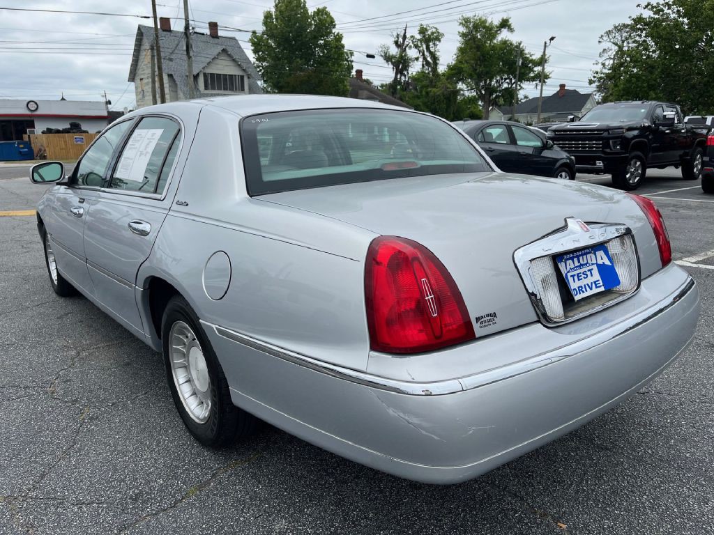 2002 Lincoln Town Car Image 3