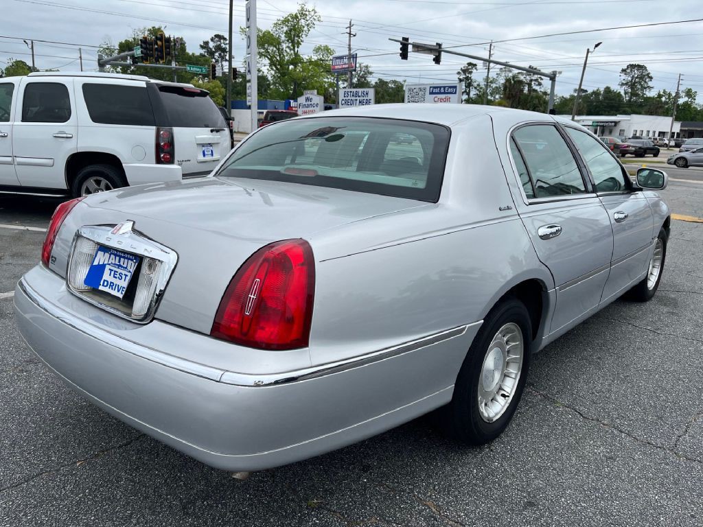 2002 Lincoln Town Car Image 4