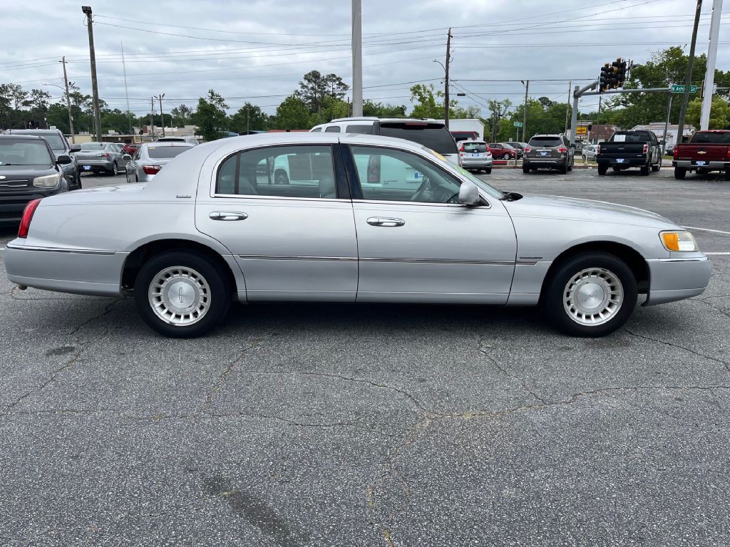 2002 Lincoln Town Car Image 8