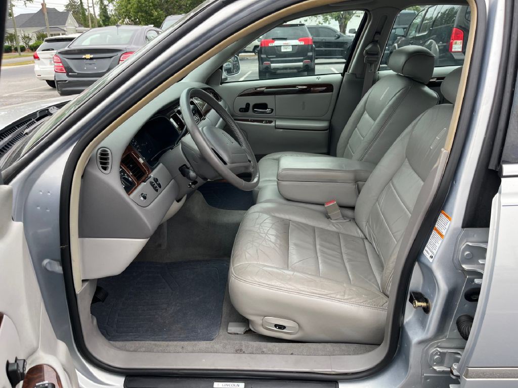 2002 Lincoln Town Car Image 9