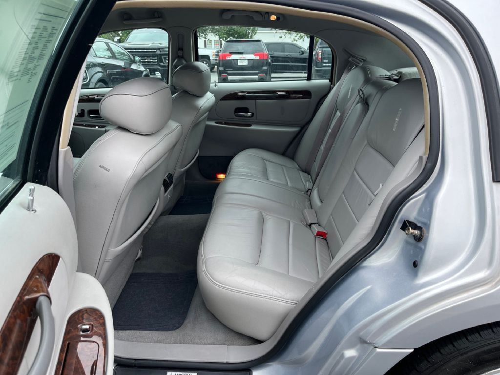 2002 Lincoln Town Car Image 10