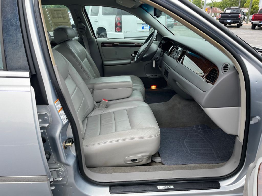 2002 Lincoln Town Car Image 11