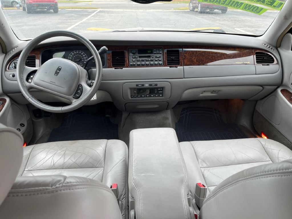 2002 Lincoln Town Car Image 13