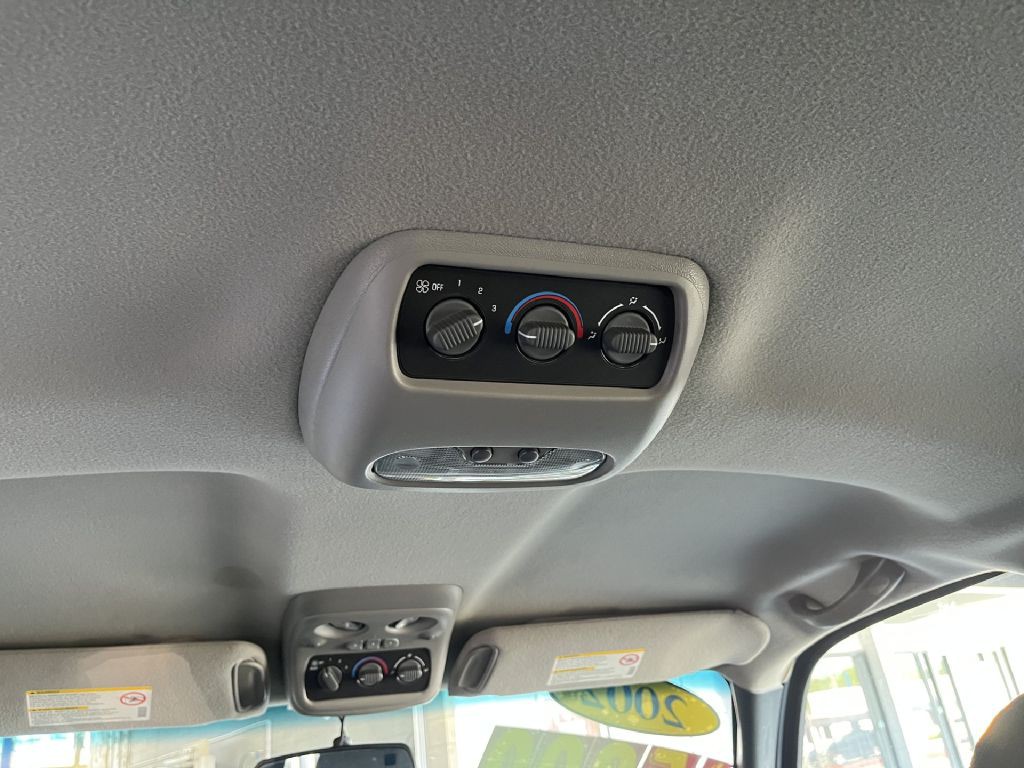 2002 Chevrolet Tahoe Image 14