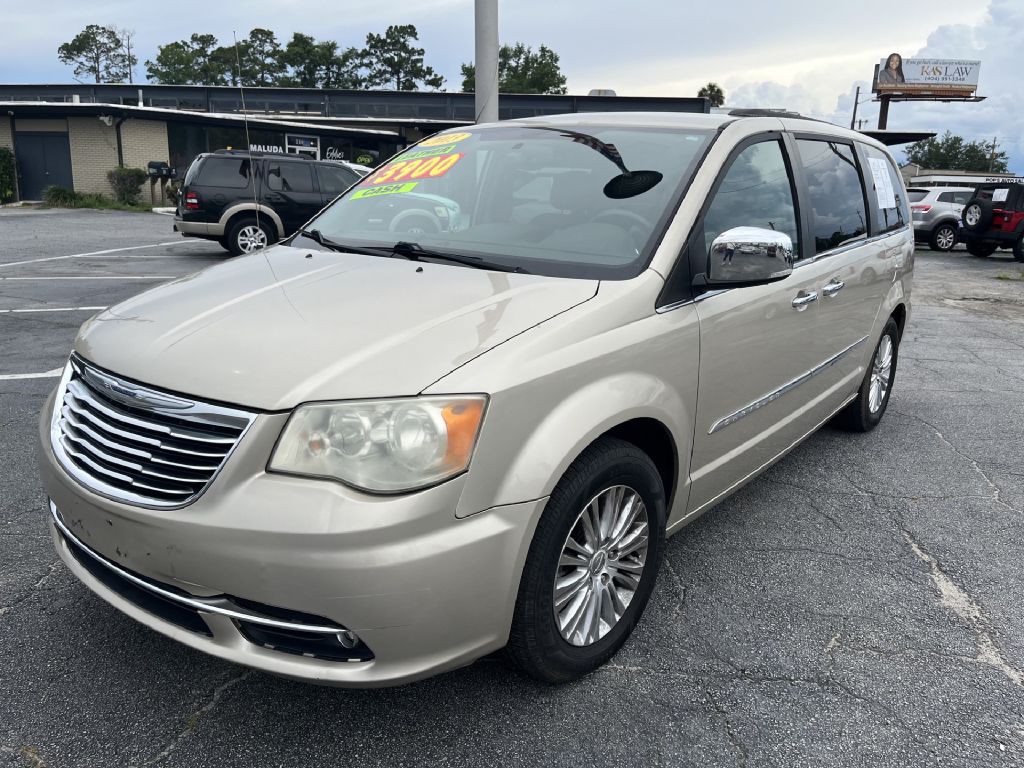 2013 Chrysler Town & Country Image 2