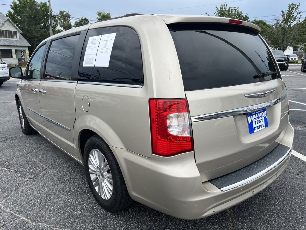 2013 Chrysler Town & Country Image 3