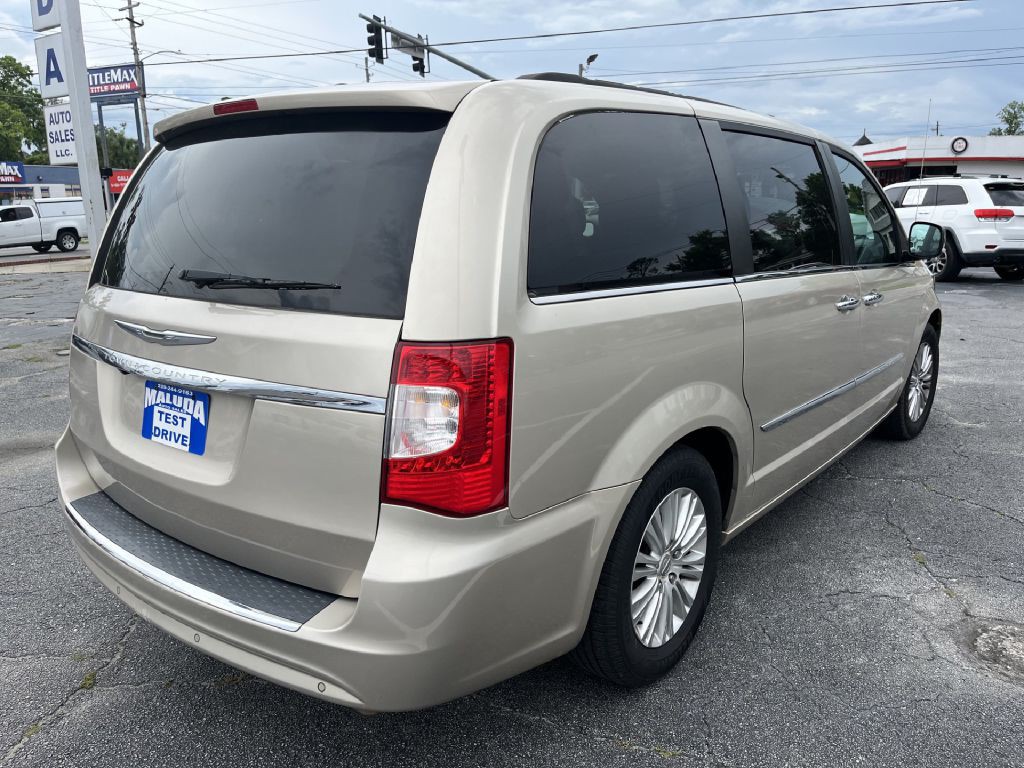 2013 Chrysler Town & Country Image 4