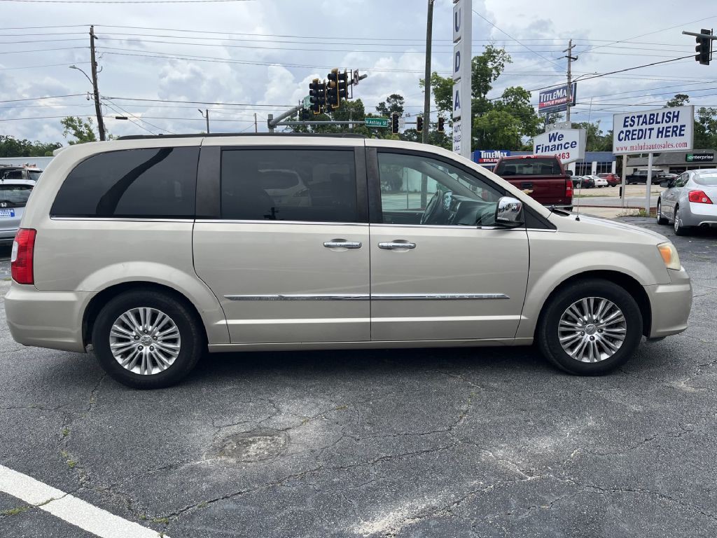 2013 Chrysler Town & Country Image 8