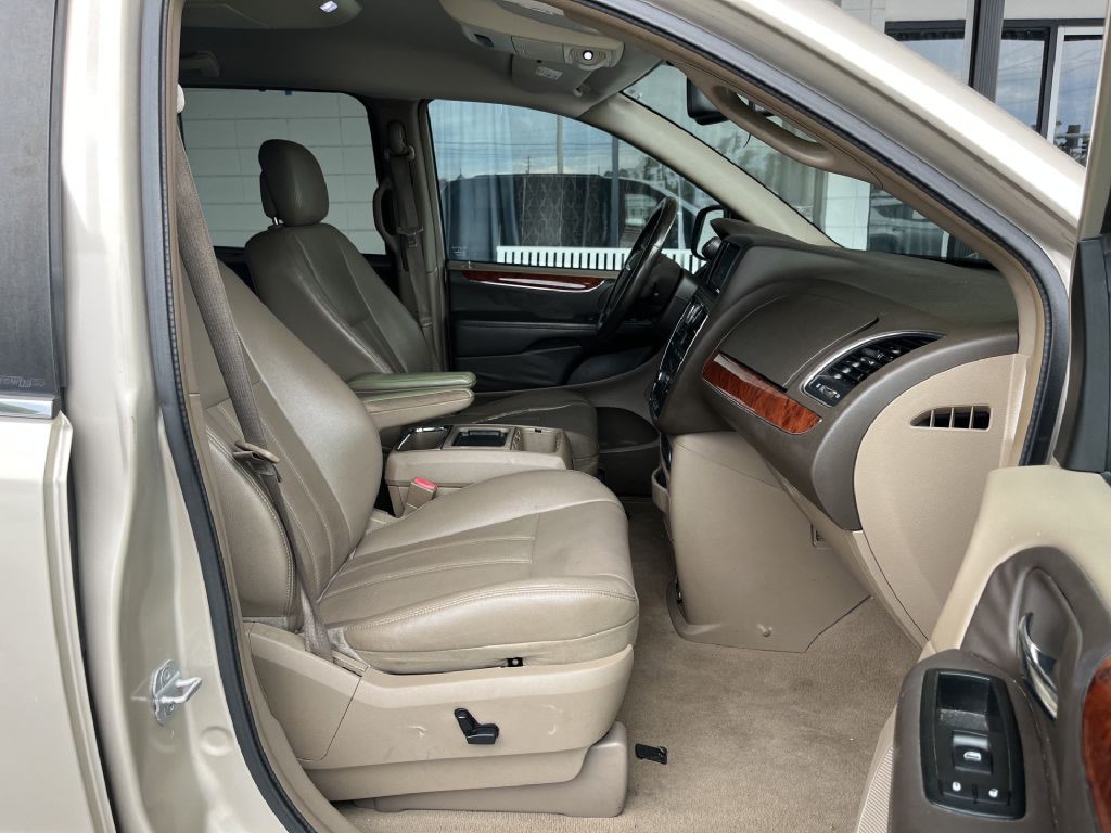 2013 Chrysler Town & Country Image 10