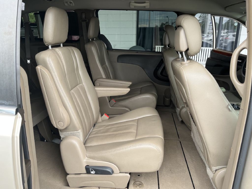 2013 Chrysler Town & Country Image 11