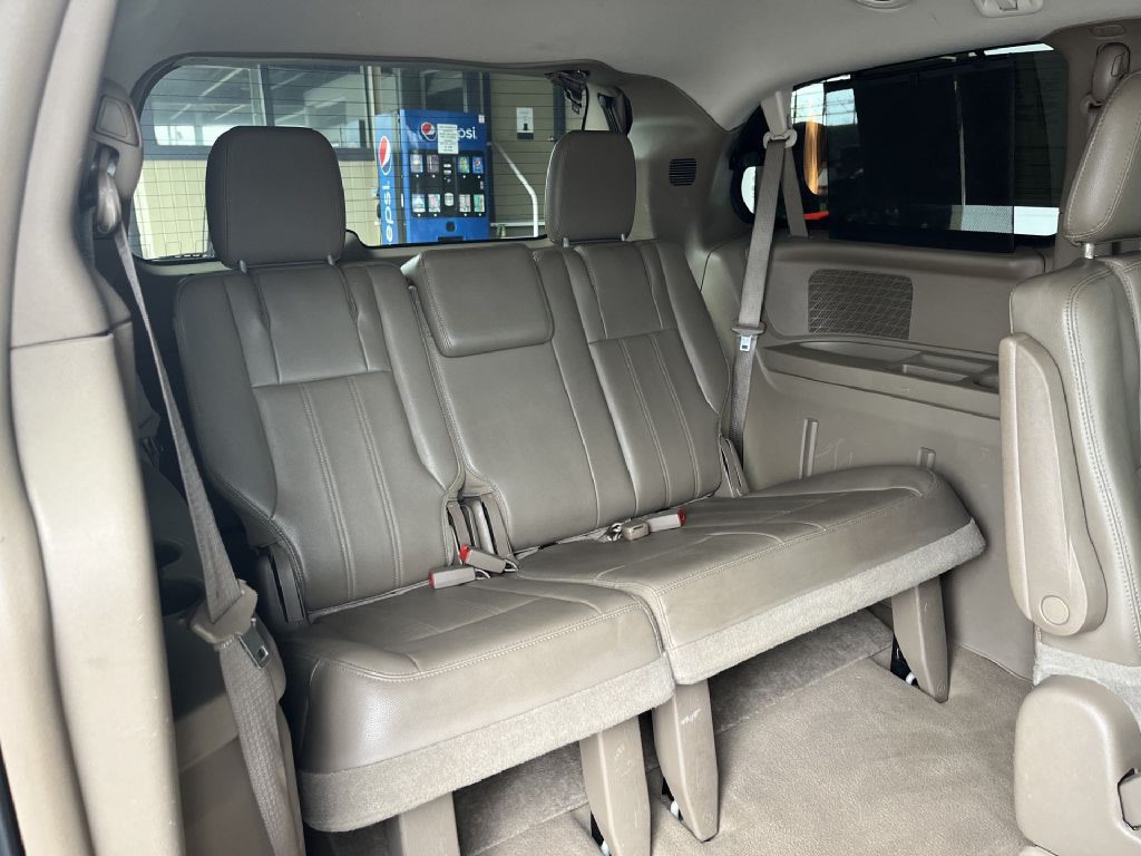 2013 Chrysler Town & Country Image 12