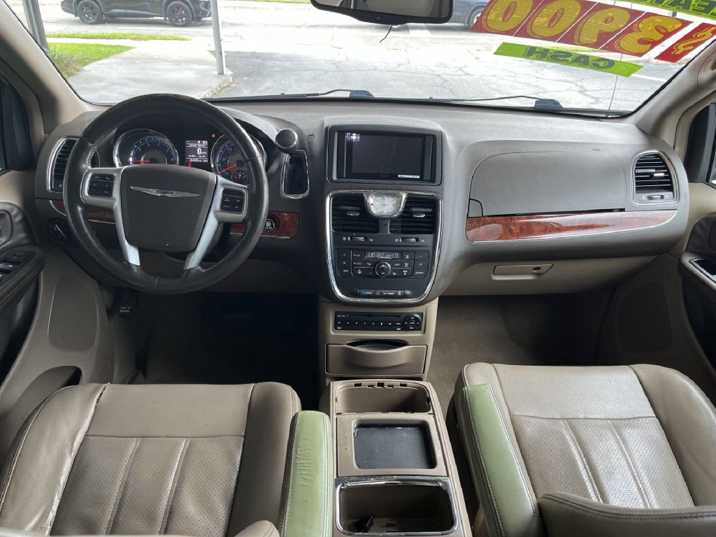 2013 Chrysler Town & Country Image 14