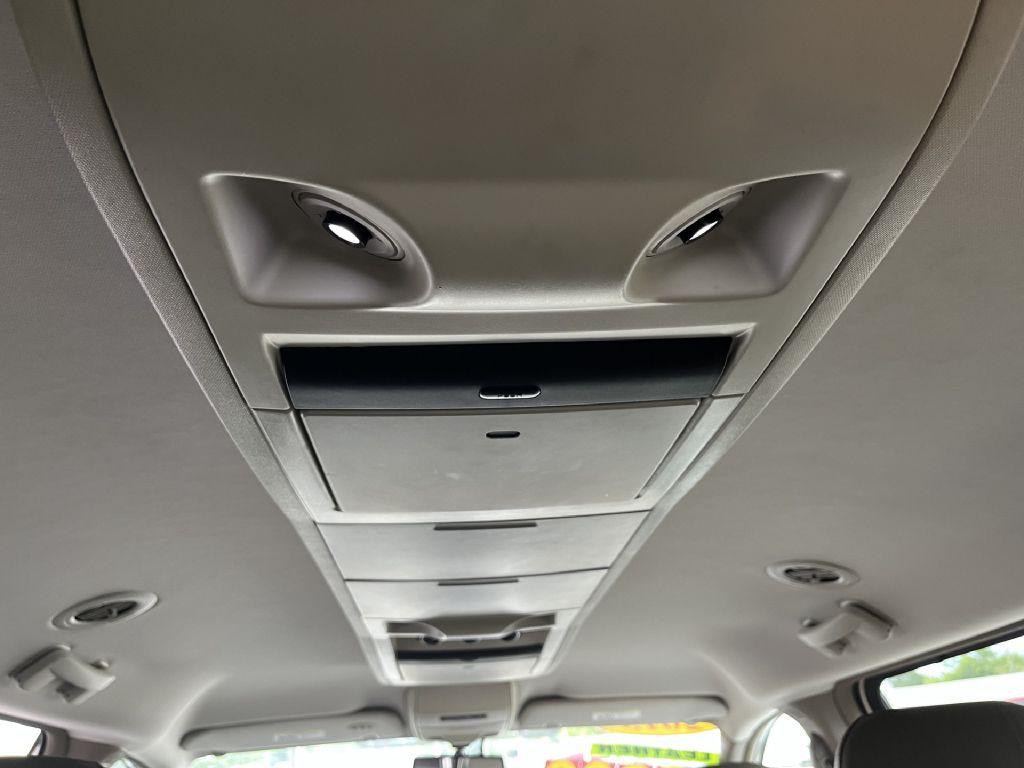 2013 Chrysler Town & Country Image 16
