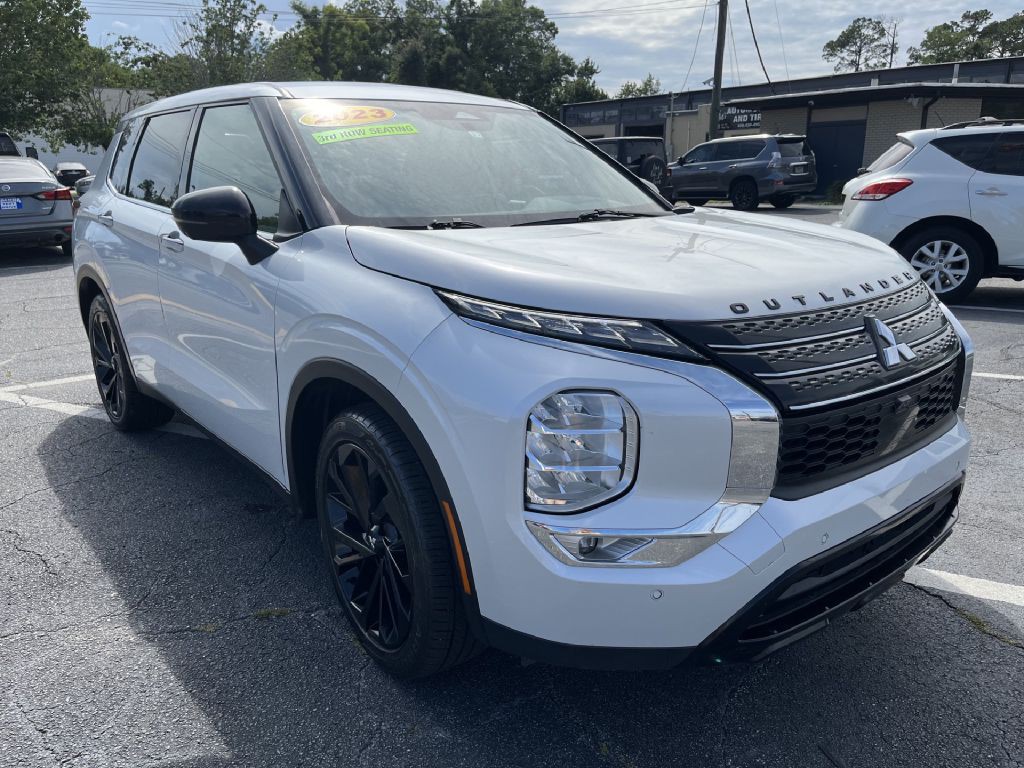 2023 Mitsubishi Outlander Image 1