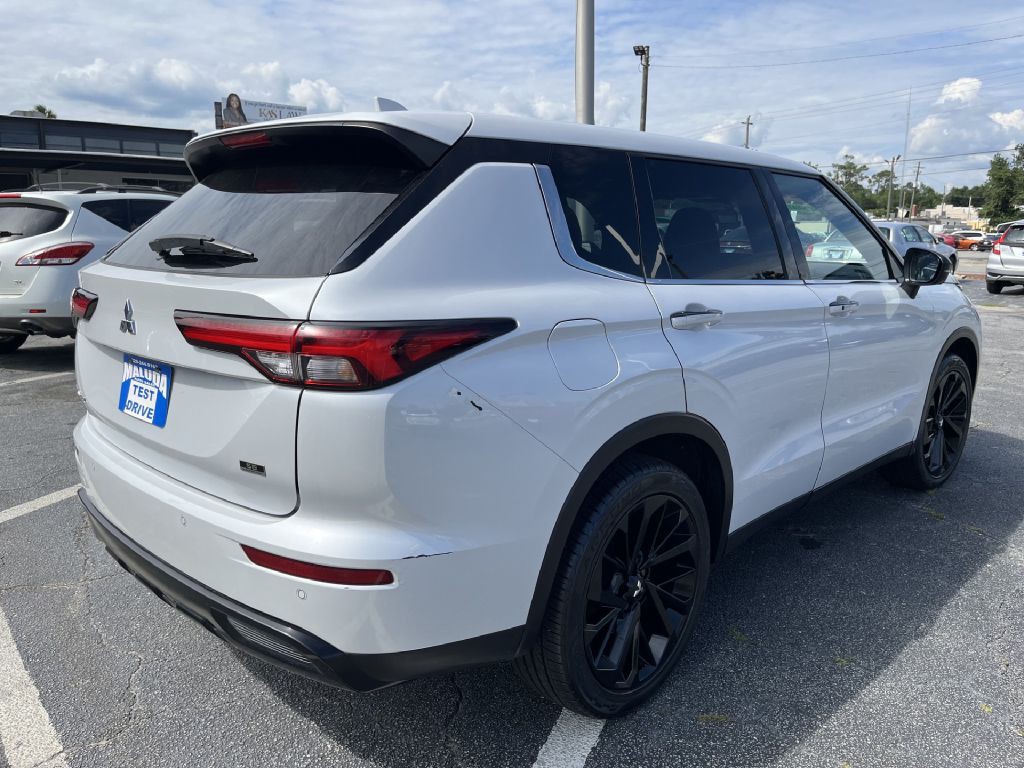 2023 Mitsubishi Outlander Image 3