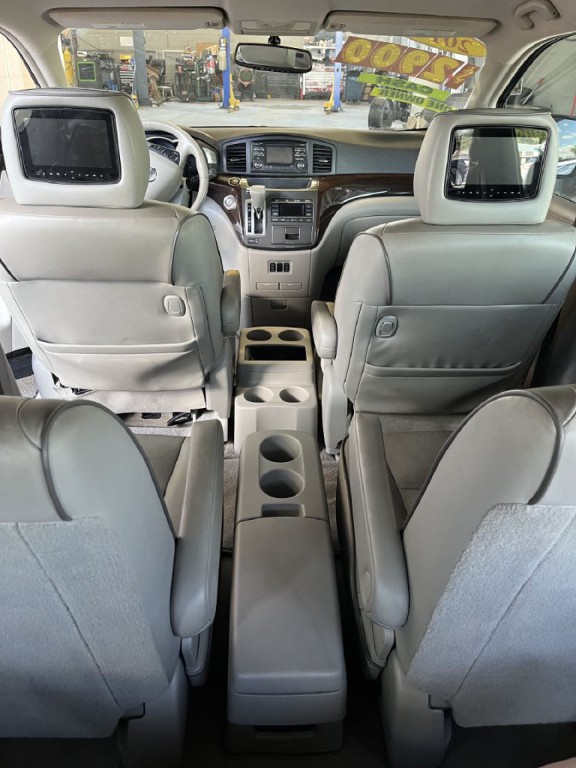 2014 Nissan Quest Image 16