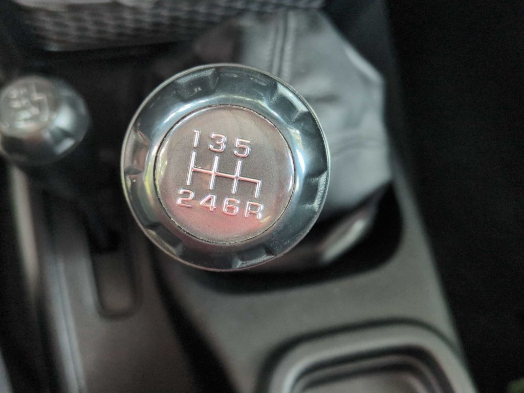2013 Jeep Wrangler Image 14