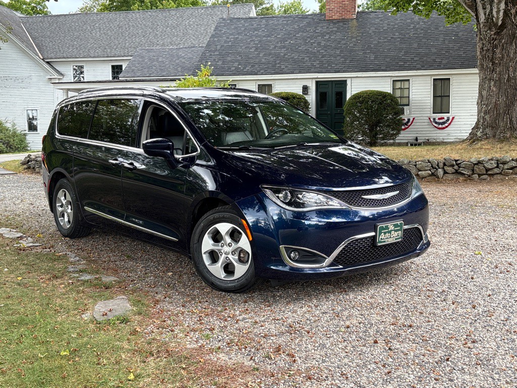 2017 Chrysler Pacifica Image 1
