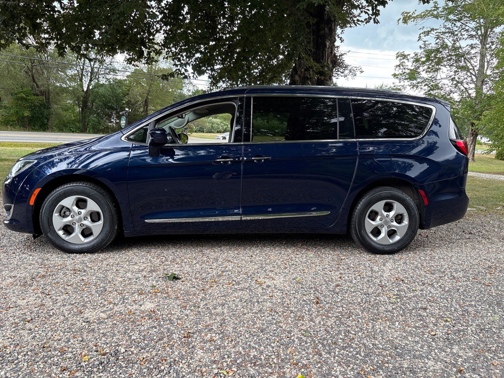 2017 Chrysler Pacifica Image 4