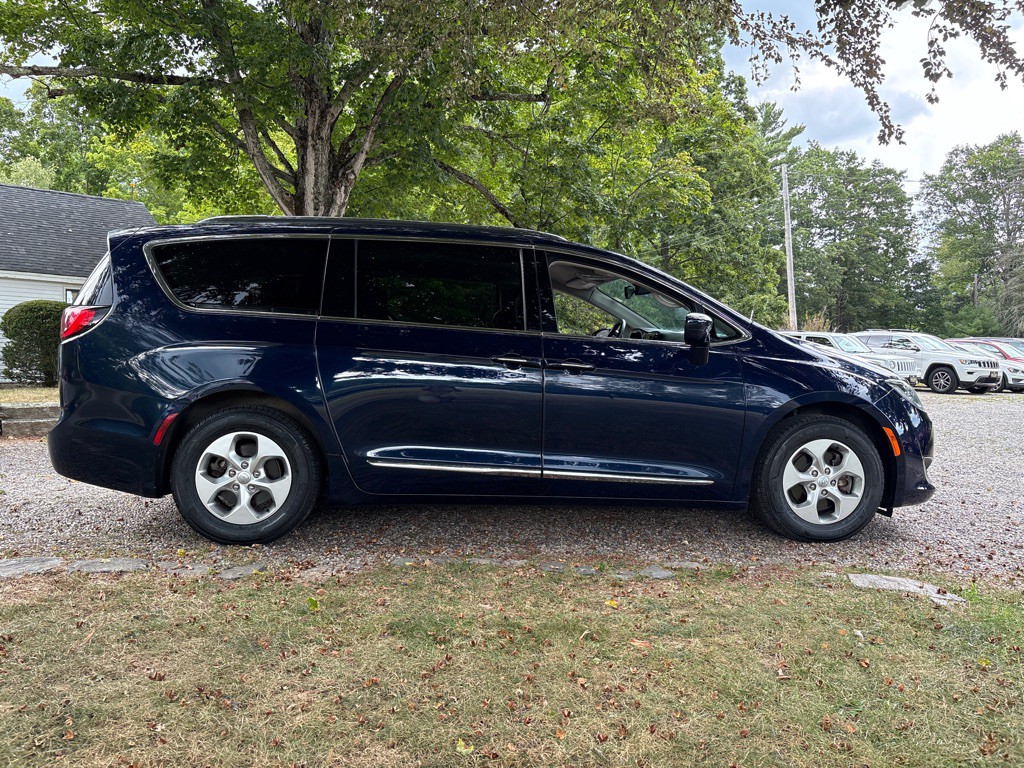 2017 Chrysler Pacifica Image 6