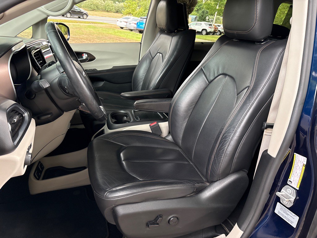 2017 Chrysler Pacifica Image 8