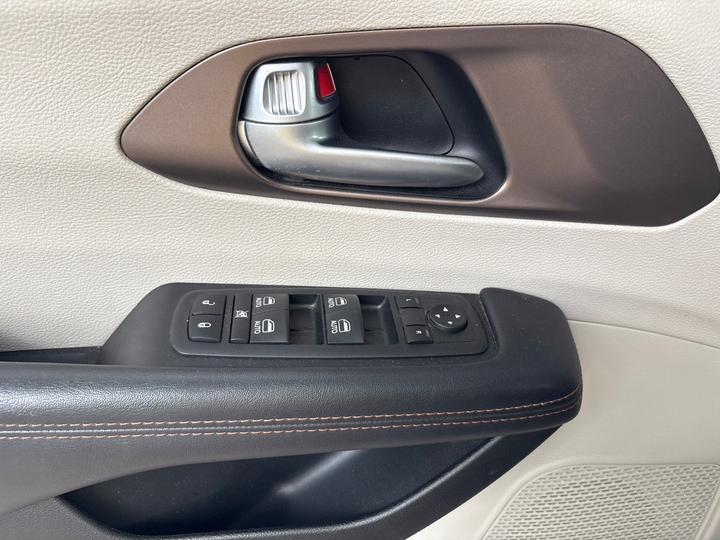 2017 Chrysler Pacifica Image 11
