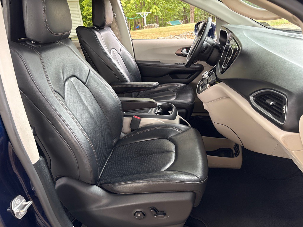 2017 Chrysler Pacifica Image 16