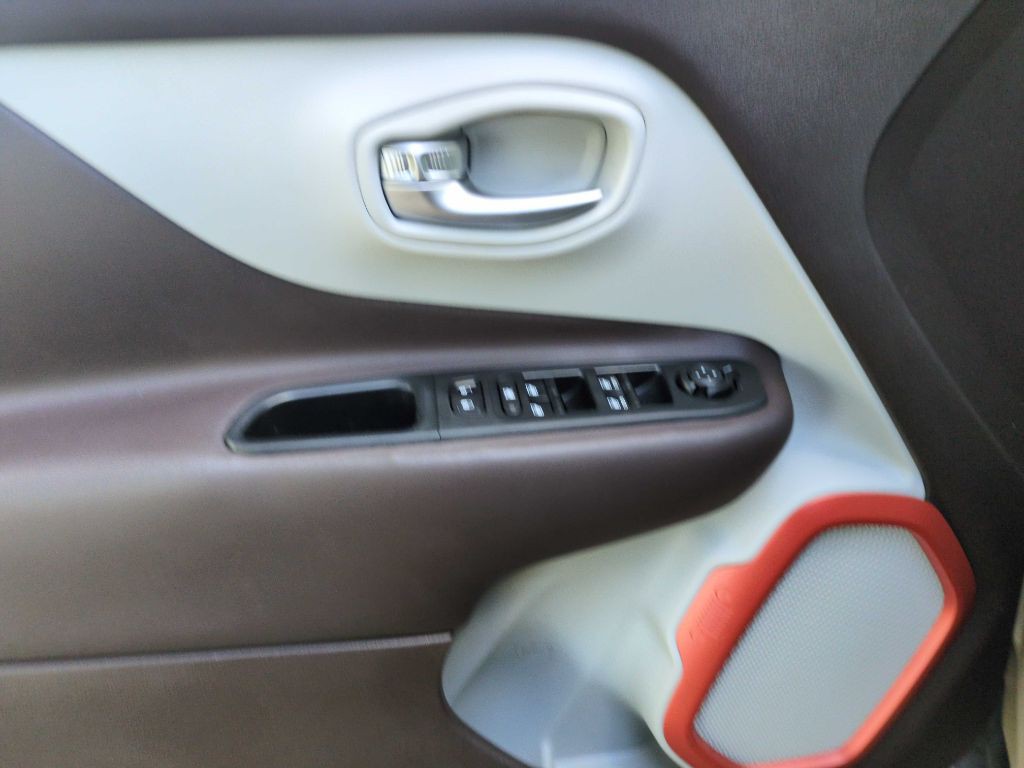 2016 Jeep Renegade Image 16