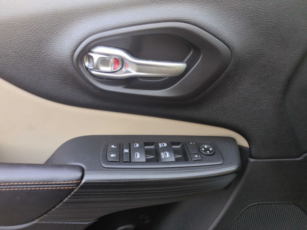 2016 Jeep Cherokee Image 16