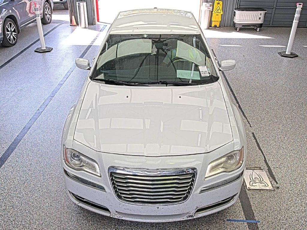 2014 Chrysler 300 Image 2