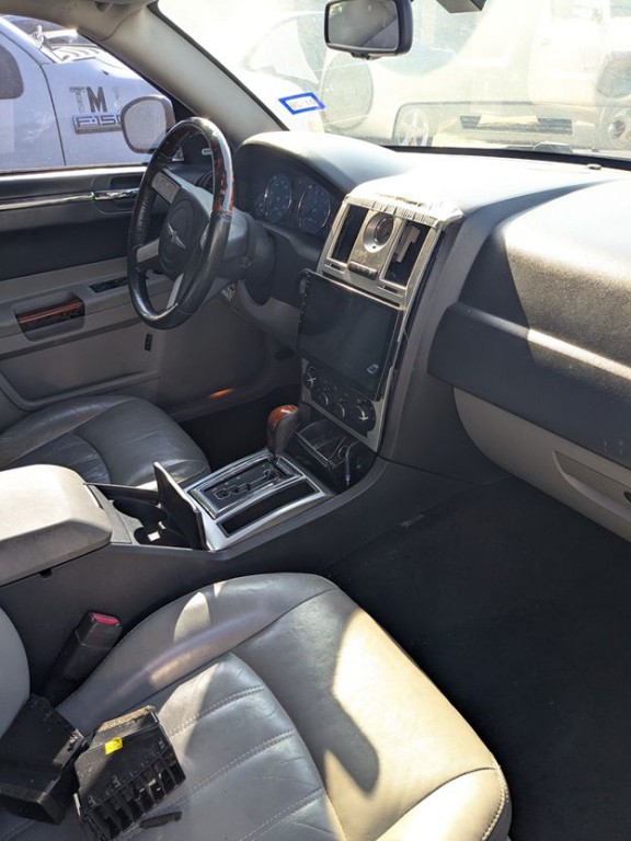 2006 Chrysler 300 Image 2