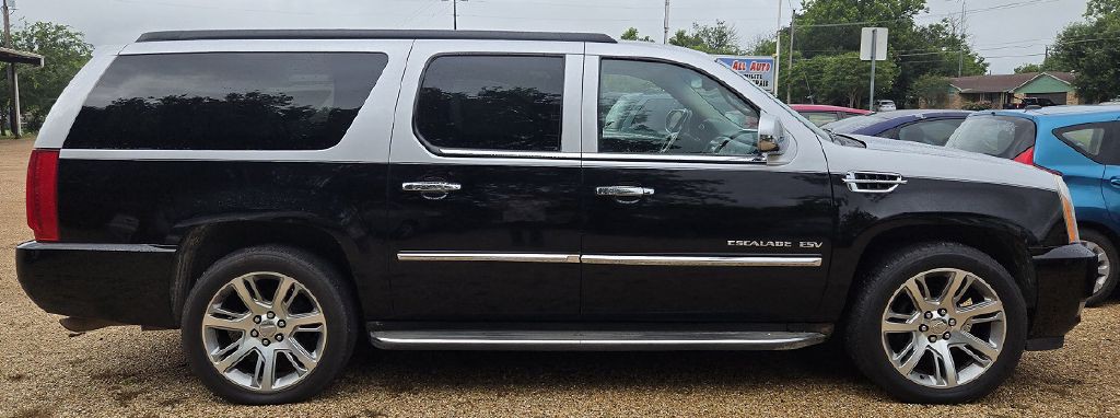 2013 Cadillac Escalade Image 3