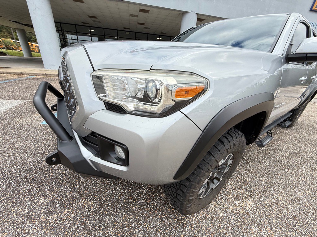 2018 Toyota Tacoma Image 2