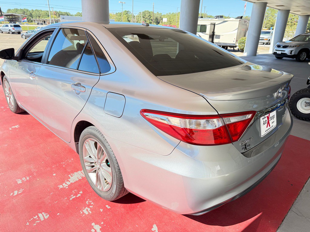 2017 Toyota Camry Image 2