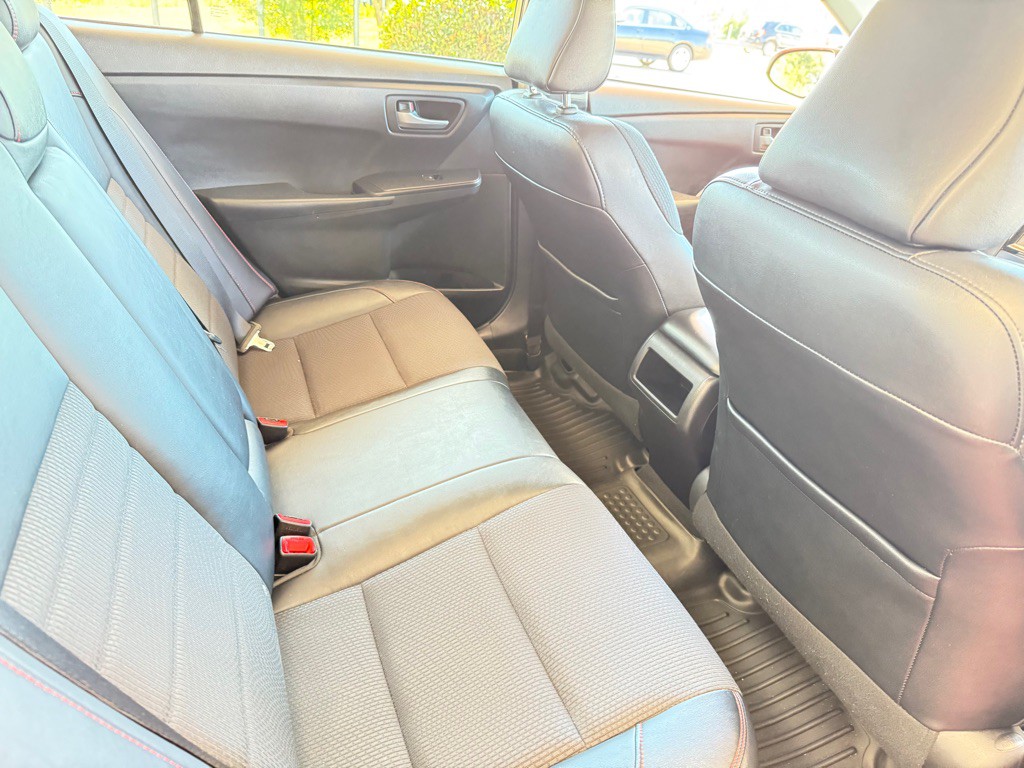 2017 Toyota Camry Image 16