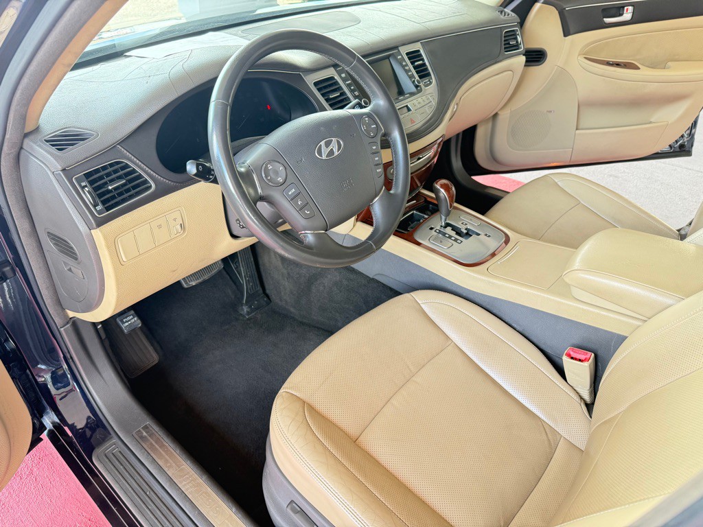 2012 Hyundai Genesis Image 10