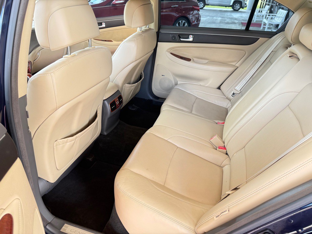 2012 Hyundai Genesis Image 21