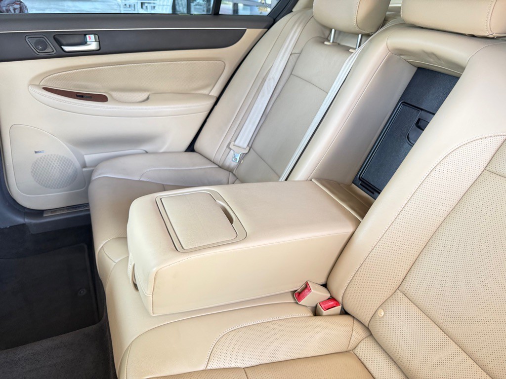 2012 Hyundai Genesis Image 24