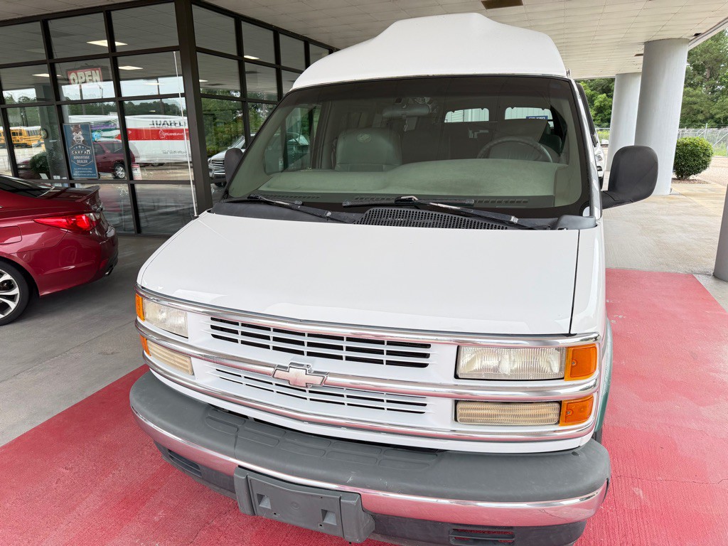 1999 Chevrolet Express Image 2