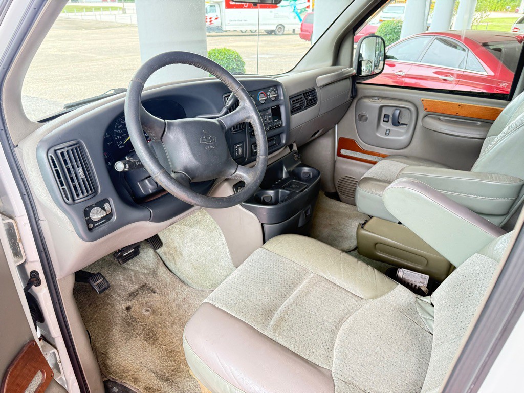 1999 Chevrolet Express Image 9