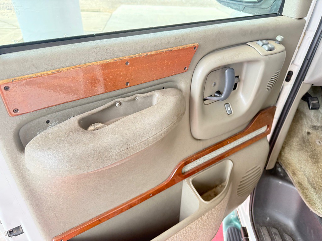 1999 Chevrolet Express Image 10