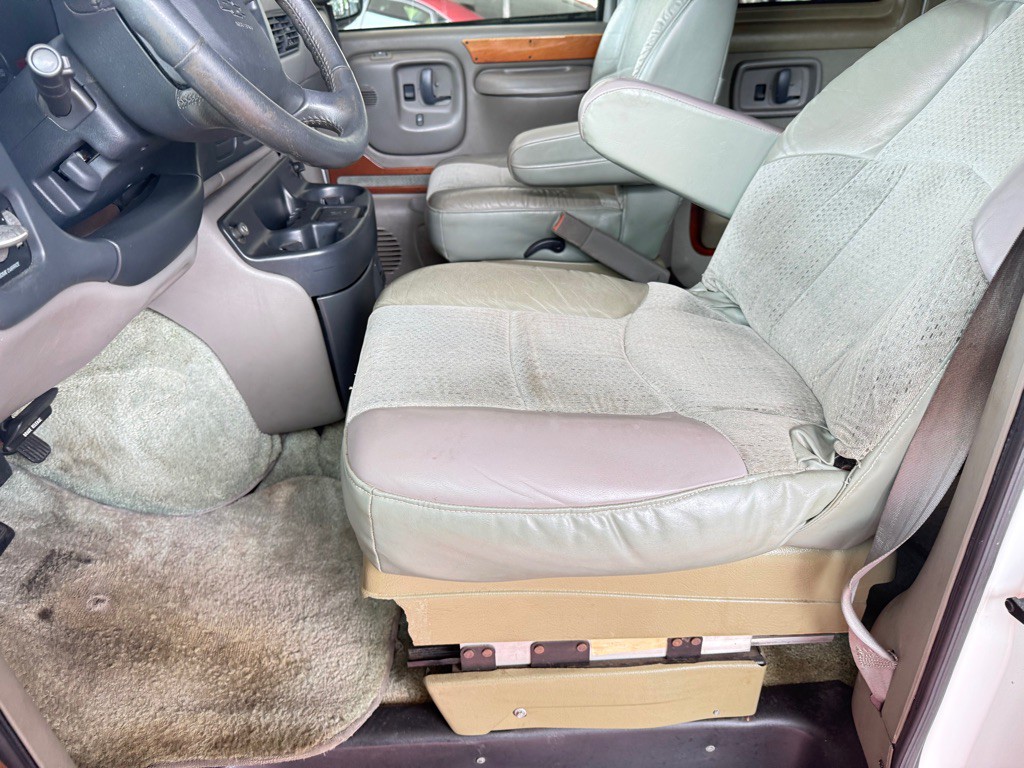 1999 Chevrolet Express Image 11