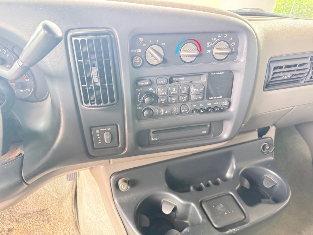 1999 Chevrolet Express Image 12