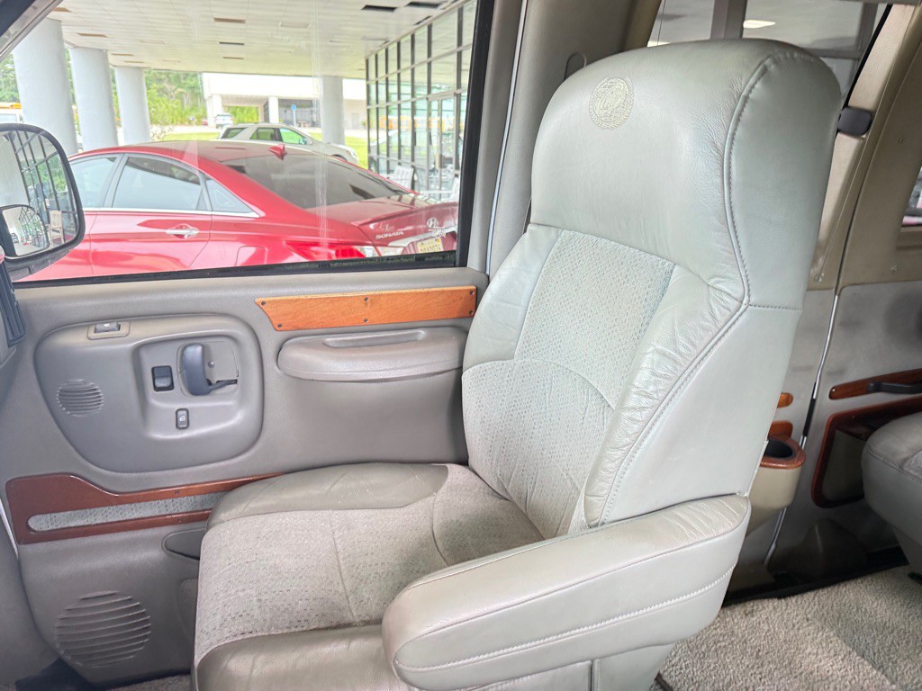 1999 Chevrolet Express Image 13