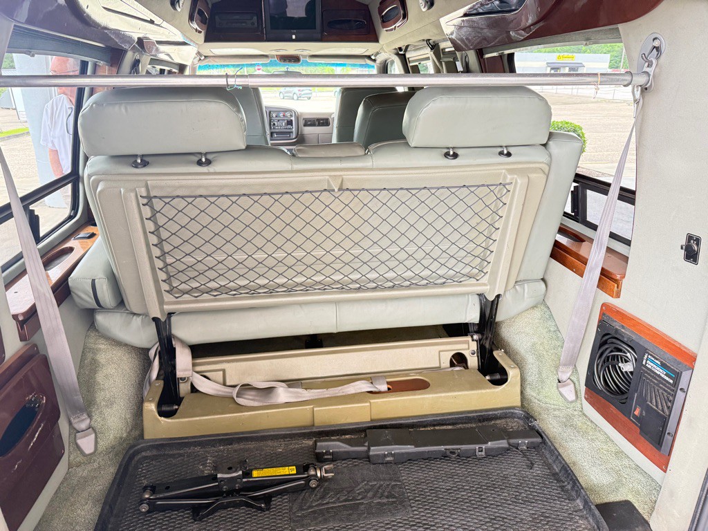 1999 Chevrolet Express Image 18