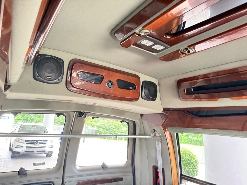 1999 Chevrolet Express Image 23